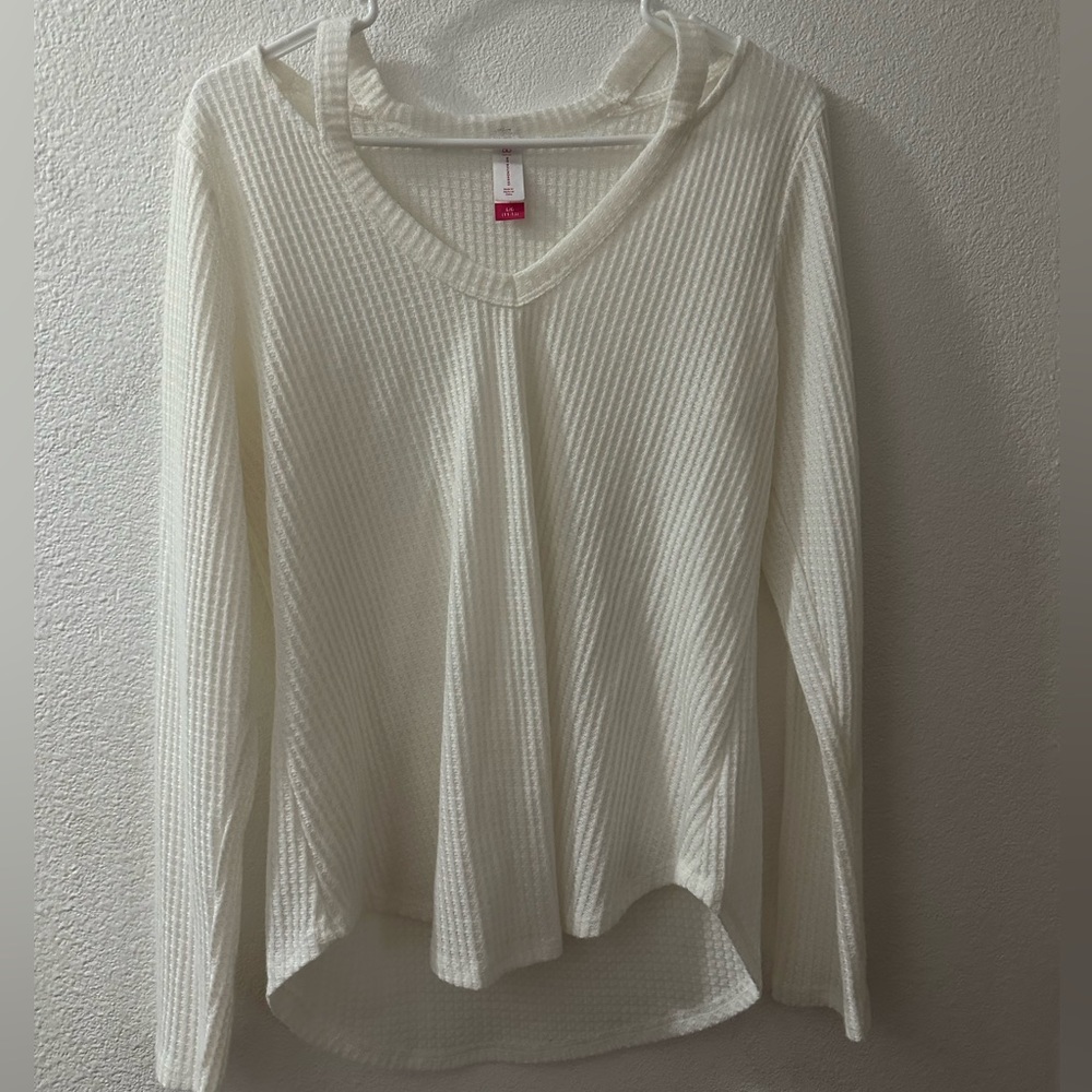No boundaries white top. Size L.